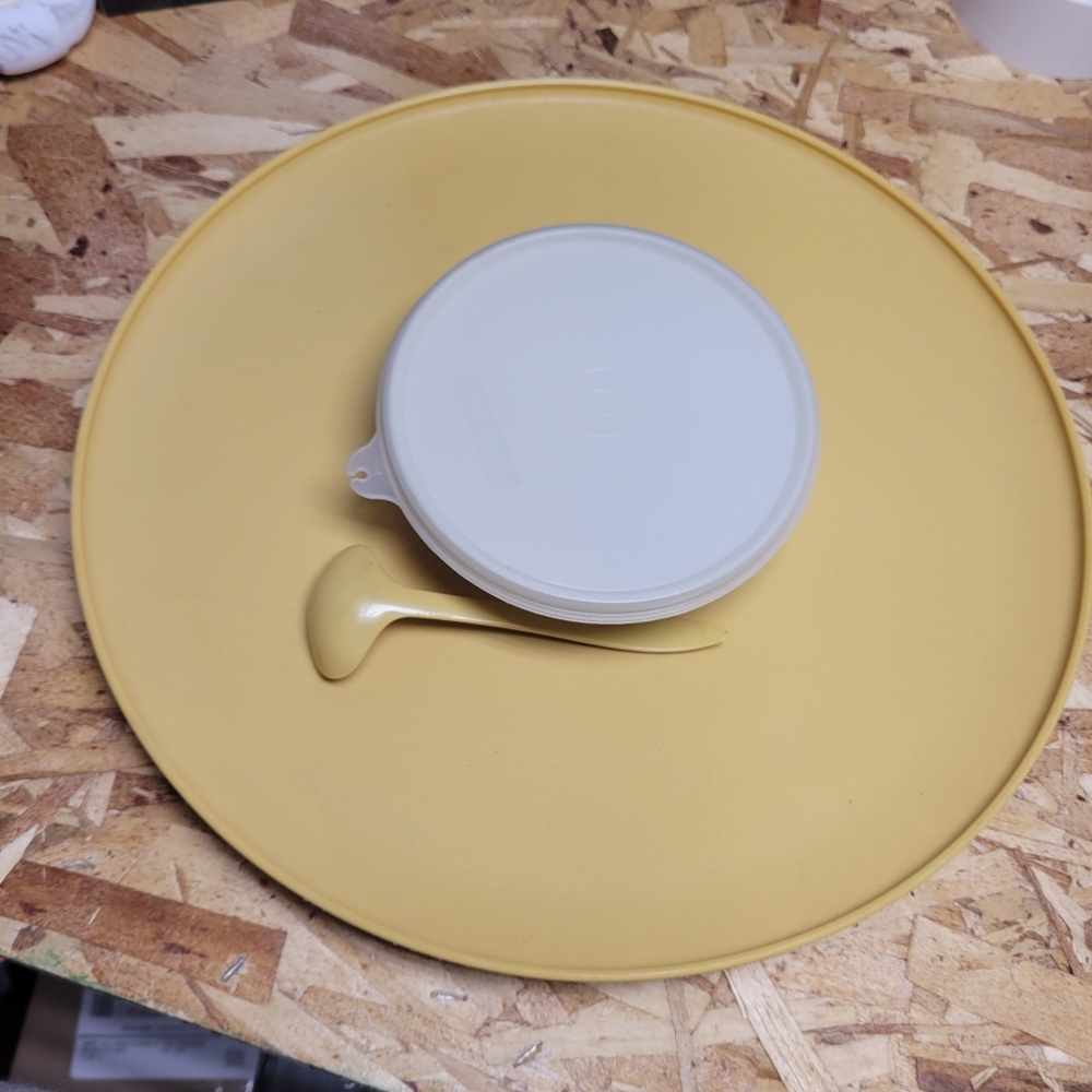 Vintage Tupperware Chip/Veggie Tray With Dip Bowl w Spoon